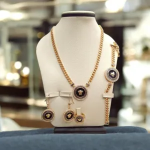 طقم ذهب ايطالي فاخر مكون من ثلاث او اربع قطع حسب ماهو موضح ب الصورة  لاتفرقه عن الذهب الحقيقي مكفول