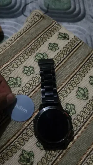 ساعه لمس ب18 الف ضد الماء وتحمل كل التطبيقات وتتصل وتسوي كل شي منها انستا سناب اتصال وترد وتتكلم منه