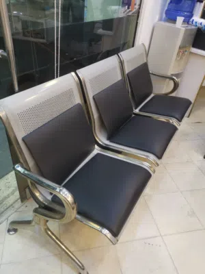 ثلاث كراسي انتضار