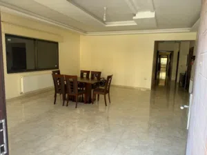 طاولة طعام مع اربع كراسي