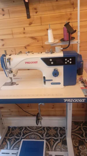 Precious industrial sewing machine Used only for 8 months still Under guarantee