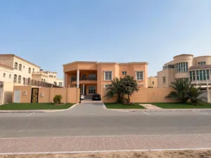 فرصة مميزة فيلا مستقلة أرضي وأول ورووف للإيجار السنوي بمدينة شخبوط