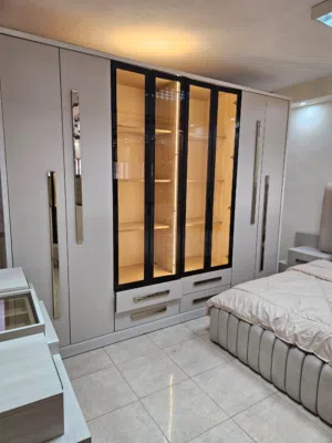 غرفه نوم ماستر جديده بتصميم مميز  خشب لاتيه اناره كامله  خزانه حجم كبير 8 درفات بقياس 320 سم  تخت جك