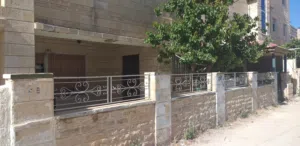 للبيع بالفرش أو بدون شقه أرضيه مدخل مستقل  مع كراج سياره