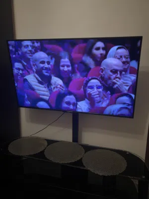 شاشة وطاولة بحالة ممتازة
