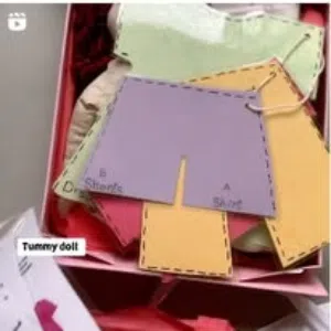 مصممة ازياء صغيره اهديها لمن تحبي بكج كامل عرض