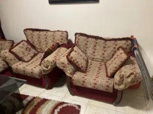 طقم انترية لون احمر في بيج