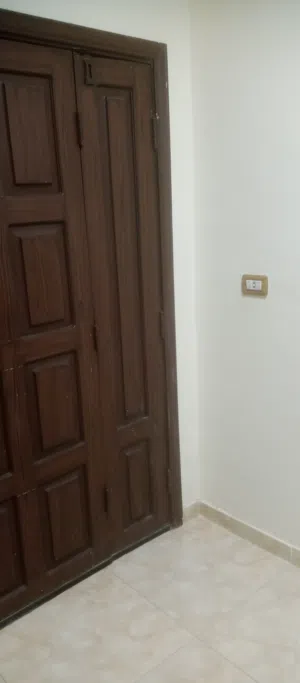 منزل مستقل للبيع مساحة البناء 196م بالكامل مع الدرح ومساحة الارض 501 متر مفروز بقوشان مستقل