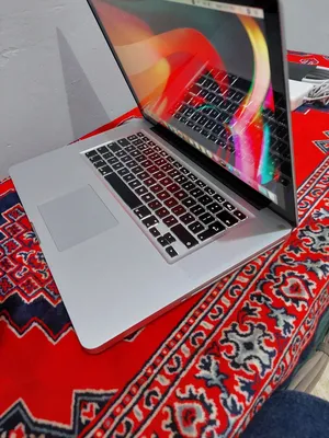 Mackbook pro 2011  Screen: 15.5inch processor: Cor i7 كارتين شاشة.  هيشغل جرافك وبرمجه.