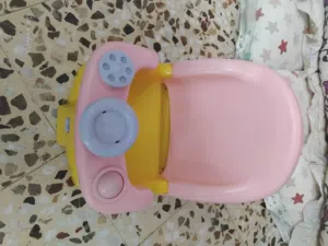 مقعد طفل مع العاب للتفاعل .