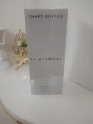 عطر Issey Miyake Le Sel d'Issey من أحدث الإصدارات الرجالية لسنة 2024، وجاء بفكرة “رائحة الملح والبحر