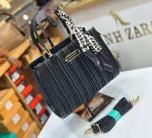 للبيع شنطة ماركة Christina & Olk