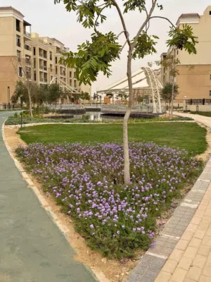 شقه للبيع 3 غرف في كمبوند سراي بالتقسيط علي 12 سنه  كمبوند ساكن وعايش دقايق من الــ Auc
