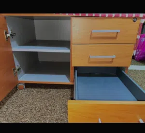 تربيزة من ايكيا تصلح للتليفزيون واستخدمها كخزانة للاحذية تحتوى على 3 ادرج كبار ودلفة بها رفين