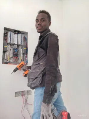 كهربائي سوداني تشطيب تاسيس تركيب انترفون تمديد شبكة سقف سحب اسلاك كاميرا صيانة عامة