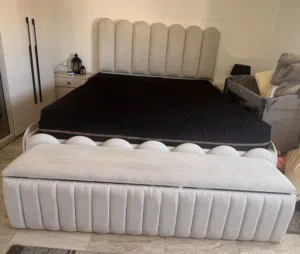 تخت مع تسريحه للبيع مع فرشه طبيه