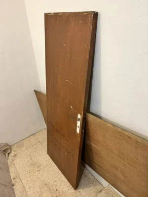 باب خشبي متين  طول مترين في عرض 75 للبيع