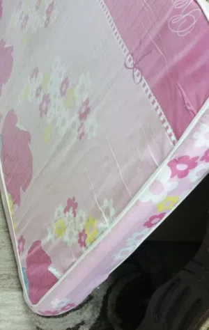 متفرقات ادوات منزلية وتحف  و فرشة تخت مفرد للبيع المستعجل في اربد بسعر مغري