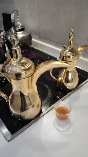 قهوجيه صبابين مقدمين ضيافه حفلات مناسبات مؤتمرات قهوجيات صبابات فلبينيه كراسي طاولات ريفي