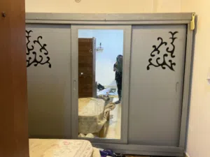 اثاث غرف نوم مع طاولة جيدة