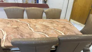 طاولة طعام. ميز طعام