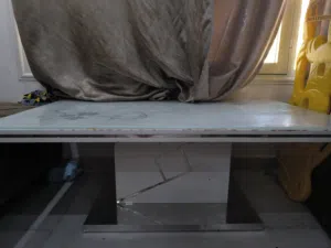 طاولة مع لوح زجاج