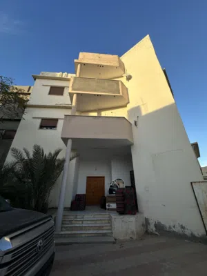 عماره تلاته طوابق و بدروم ارضي بمساحة ارض 1400m