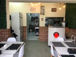 مطعم بموقع مميز بالغبره الجنوبيه بموقع حيوي للاخلاء مع كافه المعدات