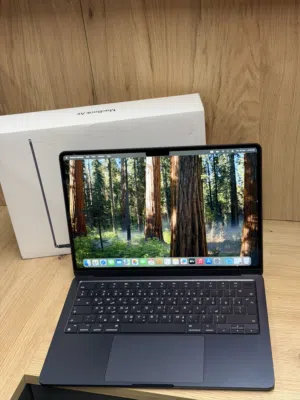 MacBook Air 2022. M2-Chip. 8 RAM. 256 SSD. 13.6-inch