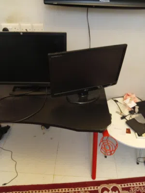 للبيع طاولة بي سي كاربون فايبر وشاشتين لل pc