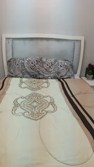 سرير وستارة للبيع