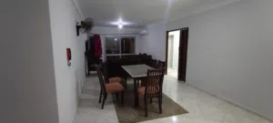 شقة مفروشة بالكامل مكيفه تطل على الشارع الرئيسي