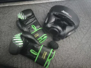 عدة ملاكمة كاملة جديد من شركة tiger. bash gal sport لون اخضر واسود  واقي الراءس قوي جدا وجديد