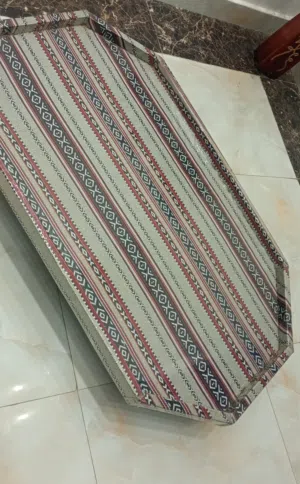 طاوله طعام أرضيه فيها عجلات