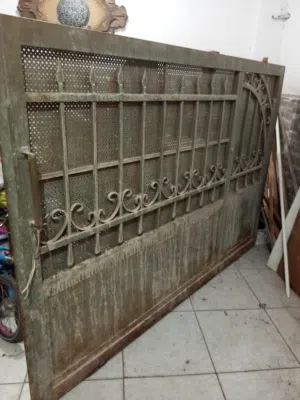 باب كراج حاربات تفصيل ثقيل جدا بحالة ممتازة موجود في الزرقاء الجديدة للبيع