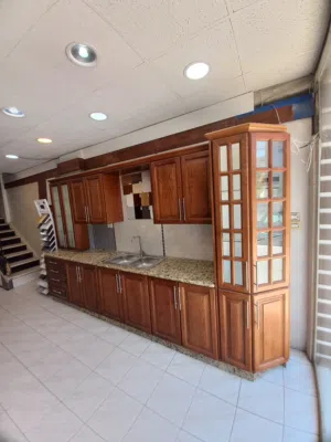 مطابخ معروضة في معرض مطابخ غير مستعملة للبيع