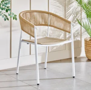 كرسي خارجي بتصميم عصري مع ايدي مصنوع من المعدن المدهون حراريا ،قابل للترتيب فوق بعض,كما يتوفر توصيل