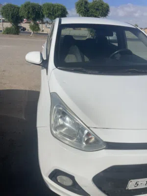 هونداي i10  2015 سيارة الداار  عجل جدد  زيت في وقته  السياره بصفه عامه ربي يبارك.