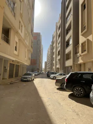 شقه للبيع في شارع الخروب نص تشطيب الدور التالت