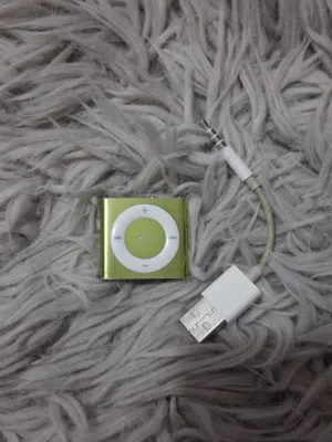 iPod Shuffle 4th Gen أصلي لون أخضر مميز - مع شاحنه الأصلي ونظيف جداً