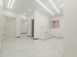 شقة للبيع الدور الأرضي في حي سكني عائلي قريبة من جميع المرافق
