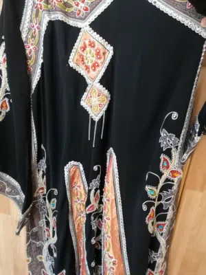 ملابس عبايات واثواب وفساتين مقاسات كبيره ومتنوعه ومريحه جداً قماشه ثقيله وناعمه...