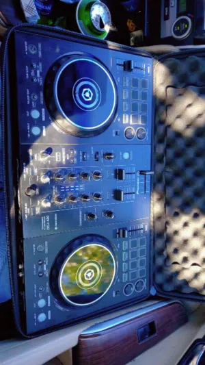 PIONEER DJ CONTROLER ALMOST NEW WITH BAG FOR SALE BY ONLY 80 BD