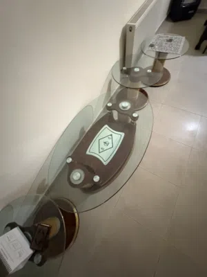 طاولات للبيع بسعر 50 دينار