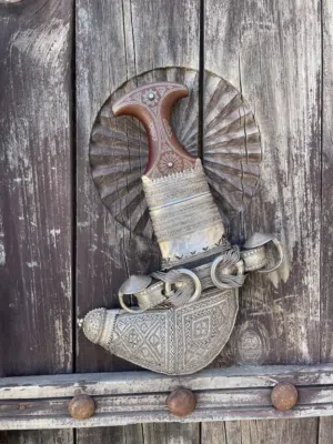 خنجر تكاسير بلحيس شغل القابل قياس 6 وربع تارسه فضة نصله قديمه وقرن خشب