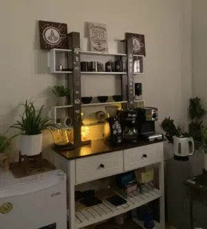 كورنر كوفي بسيط بي ارفف وادراج تخزين  وارفف تحتية تخزين