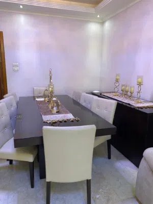 طقم سفره تركي من ثماني مقاعد جلد بيج و طاوله طعام كبيره و خزانه جانبيه وكريستاله