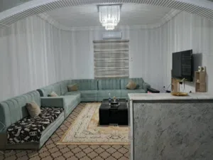 منزل للبيع مكان عين زارا استراحه حمراء مسقوفه 170متر وارضه كبيره مساحتها 500متر فيه بئر وزوز فسكيات