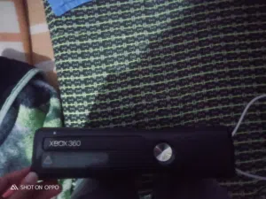 xbox 360 slim للبيع فيها فوق 40 لعبة بيدة اصلية