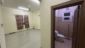 غرف وشقق للإيجار للعوائل أو الموظفات – المعبيلة الثامنة